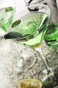 饮料蒸馏:绿色鸡尾酒