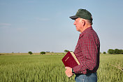 宗教:农夫或牧场主，田里放着《圣经》
