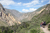 秘鲁科尔卡峡谷内的徒步旅行者