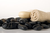 肥皂和毛巾放在石头堆上