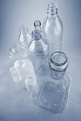 可回收的瓶子，各种尺寸，带蓝色滤色镜