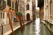 意大利威尼斯的运河和系泊柱