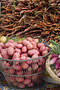 农贸市场的新鲜土豆和胡萝卜