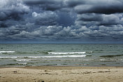 暴风雨的云，阴天在海滩地平线，门县，威斯康星州