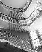 黑色和白色的装饰艺术螺旋楼梯