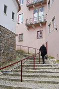 在葡萄牙，一个女人走上楼梯