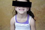 年轻女孩的眼睛被匿名黑条遮住了