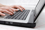 笔记本电脑键盘上的手掌