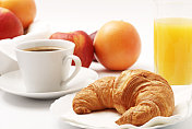 早餐有羊角面包、咖啡、果汁和水果