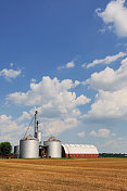 印第安纳收获麦田农场谷仓和筒仓