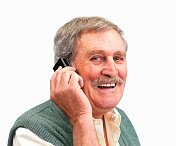 一个年长的男子对着白人打电话的特写