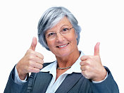 微笑的上了年纪的商业妇女显示在白色的成功标志