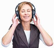 快乐成熟的女人戴着耳机听音乐