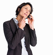 成熟的商业女性在使用手机时陷入沉思