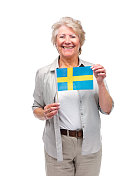 美丽的老妇举着瑞典国旗