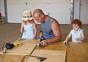 父亲和女儿在做木材项目