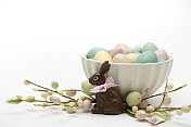 复活节彩蛋和巧克力兔子