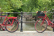 桥上的两辆红色自行车
