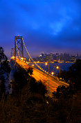 旧金山海湾大桥在雾蒙蒙的夜晚