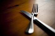 餐具银色的厨房桌子。刀和叉。