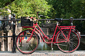 红色的自行车在桥上