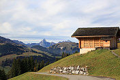 阿尔卑斯山山上的瑞士木屋