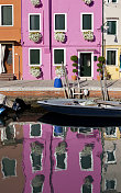 布拉诺意大利色彩鲜艳的粉红色房子在威尼斯附近