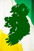 爱尔兰的地图……国旗的背景