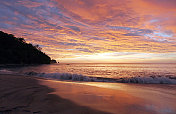日落时海浪拍打着海滩