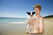 沙滩上的少年和小狗
