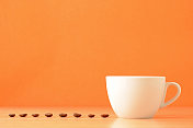 咖啡豆用白色的杯子排成一排