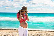 孕妇在沙滩上