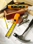 工作工具与砖块和木材