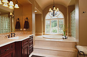 主浴室与美丽的窗户景观从浴缸