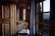 典型的欧洲阿尔卑斯山的农舍房间