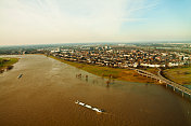 蜿蜒的莱茵河经过Düsseldorf