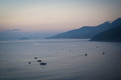 黄昏时分，越南桂园的渔船