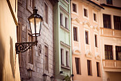 捷克共和国布拉格的壁灯和建筑物