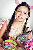 小女孩和兔子