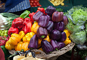 农贸市场上五颜六色的辣椒