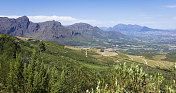 南非西开普省的山脉和耕地。