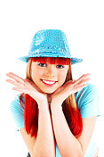 红头发戴蓝帽子的有趣女孩