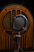 古董收音机和播音员的麦克风