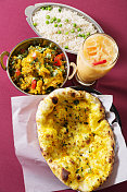 印度菜:aloo gobi配印度香米、印度烤饼和饮料
