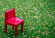 草地上的塑料椅子