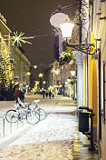 圣诞节装饰了欧洲夜晚的街道