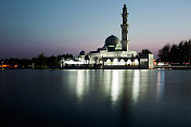 马来西亚吉隆坡市漂浮的mosque。