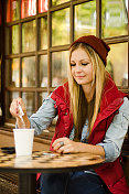 年轻女子在咖啡里加糖