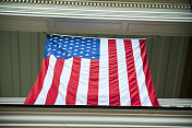 美国国旗挂在战前的阳台上