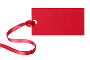 白色背景上系着红色丝带的红色价格标签